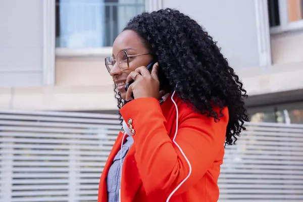 Schöne Glückliche Schwarze Geschäftsfrau Die Draußen Mit Dem Handy Telefoniert — Stockfoto