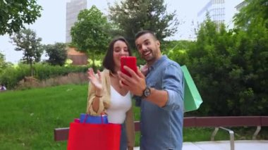 Mutlu gençler telefonla konuşmanın keyfini çıkarıyorlar..