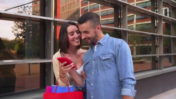 Молода Пара Покупки Онлайн Радістю Знайти Продажі Смартфоном Відкритому Повітрі — стокове відео