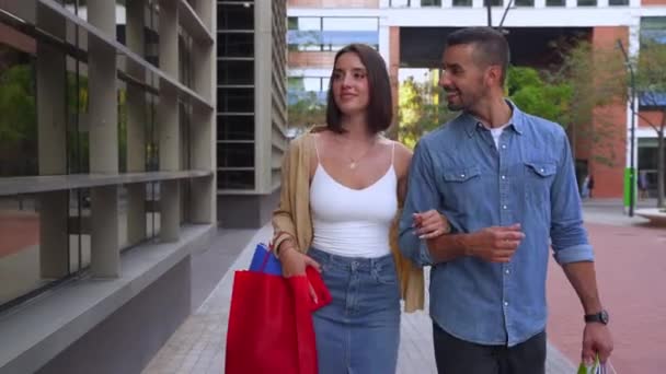 Pareja Llevando Bolsas Sonriendo Calle Durante Una Semana Ventas Concepto — Vídeos de Stock