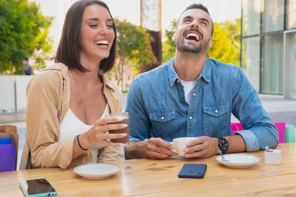 Två Unga Vänner Chattar Cafeteria Terrass Dricka Kaffe Skratta Och — Stockfoto