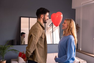 Sevgililer gününü romantik hediyelerle kutlayan genç bir çift. Aşk ve aşk.