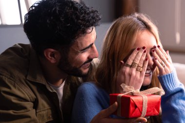 Sevgililer Günü 'nü hediyelerle kutlarken birlikte eğlenen güzel genç bir çift..