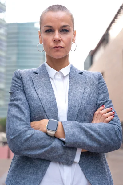 Close Uma Mulher Negócios Caucasiana Olhando Seriamente Para Câmera Terno — Fotografia de Stock