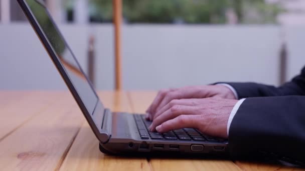 Бізнес Ходу Бізнесмен Працює Ноутбуці Вулиці Man Hands Тип Ноутбук — стокове відео