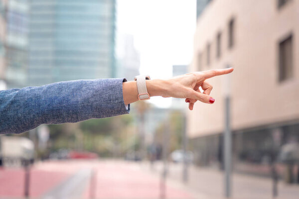 Женщина указывает пальцем рядом с логотипом. Молодая женщина указывает пальцем в сторону