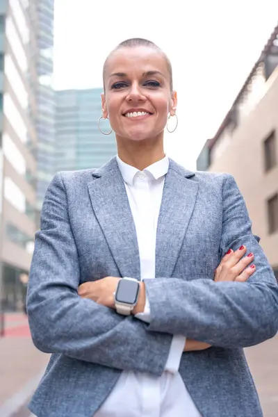 Close Uma Mulher Negócios Caucasiana Olhando Feliz Para Câmera Terno — Fotografia de Stock
