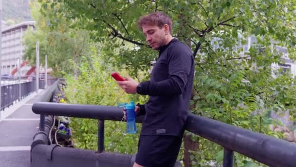 Spor Yapmaktan Bıkmış Atletik Bir Beyaz Adam Cep Telefonu Uygulaması — Stok video