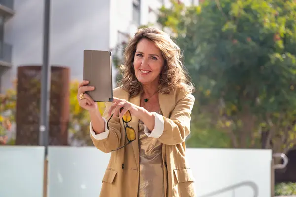 Bela Mulher Caucasiana Adulto Médio Com Tablet Feliz Olhando Para — Fotografia de Stock