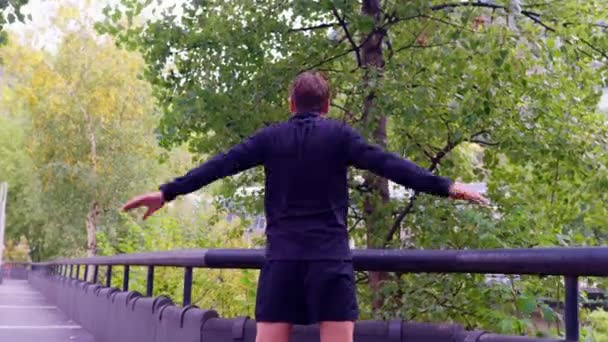 Arkadan Bakan Genç Adam Sportif Adam Kollarını Dışarı Uzatıyor — Stok video