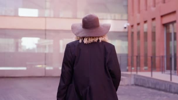 Mujer Feliz Con Sombrero Maletín Camina Hacia Entrada Oficina Aire — Vídeos de Stock