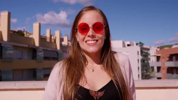Dışarıda Kırmızı Gözlüklü Kameraya Gülümseyen Beyaz Bir Kadın Olumlu Bakışları — Stok video