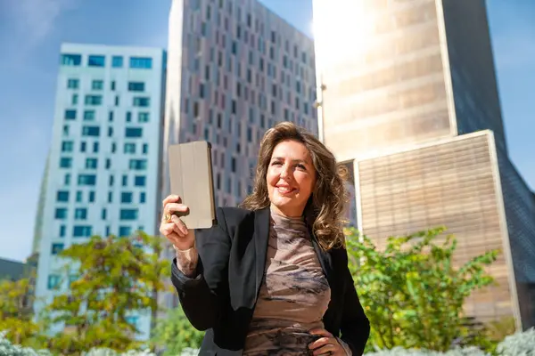Retrato Uma Mulher Negócios Meia Idade Sorridente Com Tablet Digital — Fotografia de Stock