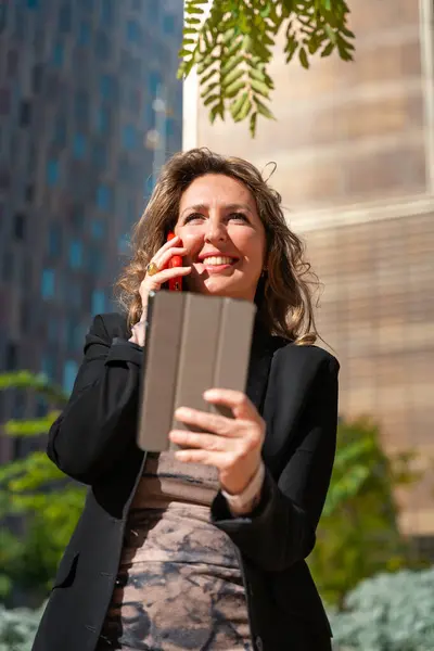 Mulher Branca Meia Idade Bonita Andando Pela Cidade Com Tablet — Fotografia de Stock