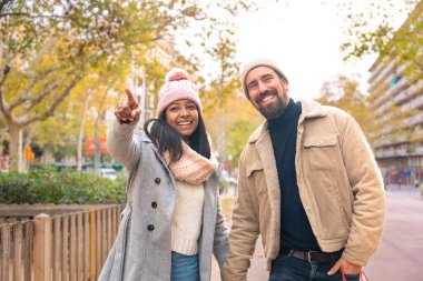 Çantalı genç bir çift oteller, alışveriş merkezleri ve ulaşım rehberleri hakkında bilgi arıyor. Yaşam tarzı ve seyahat kavramı.