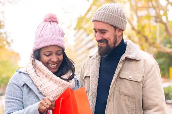 Försäljning Shopping Konsumentpolitik Fritid Och Människor Koncept Lyckliga Par Med — Stockfoto