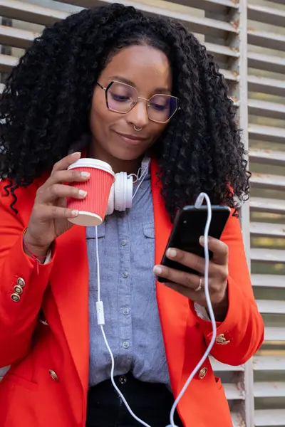 Schwarze Geschäftsfrau Mit Kaffee Der Hand Und Kopfhörern Die Ihren — Stockfoto