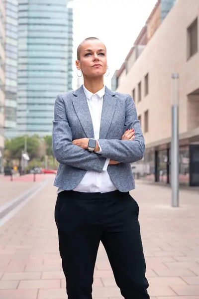 Close Uma Mulher Negócios Caucasiana Olhando Pensativo Para Câmera Terno — Fotografia de Stock