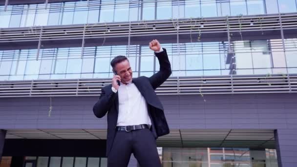 Geschäftsmann Gewinnt Online Mobile Bet Bid Money Financial Prize Win — Stockvideo