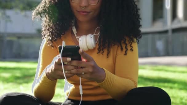Nierozpoznawalne Czarne Kobiece Dłonie Piszące Telefonie Korzystanie Aplikacji Social Media — Wideo stockowe