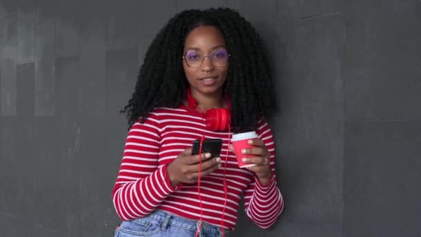 Счастливая Девочка Подросток Наушниках Пьющая Кофе Отправляющая Сообщения Помощью Мобильного — стоковое видео