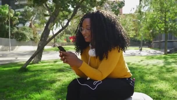 Schwarze Frauenhände Tippen Telefon Verwenden Sie Eine Social Media App — Stockvideo