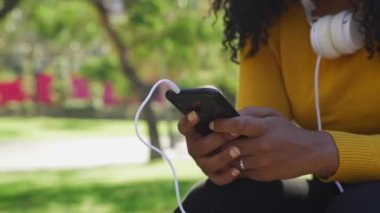 Telefonda yazı yazan siyahi kadınların ellerini kapat. Telefonunda sosyal medya uygulaması kullan.