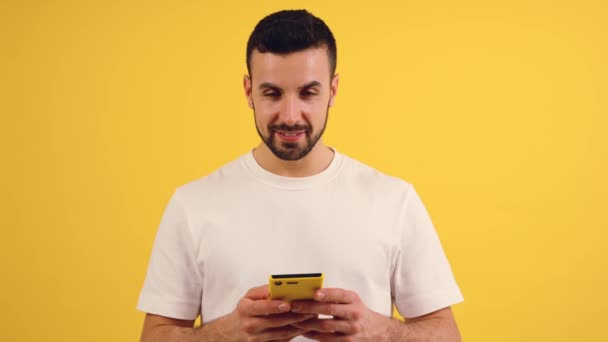 Portret Szczęśliwego Mężczyzny Korzystającego Telefonu Komórkowego Piszącego Żółtym Tle Patrzącego — Wideo stockowe