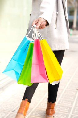 Kadın alışverişi. Alışveriş çantalı kadın dışarıda alışveriş yapıyor. Tüketim, alışveriş, yaşam tarzı konsepti