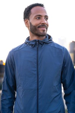 Mutlu adam yana bakıyor. Adam sabah antrenmanında dinleniyor..