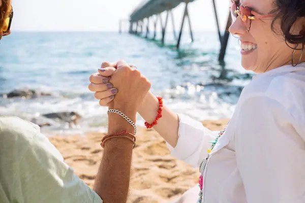 Sahilde birbirine beşlik çakan iki arkadaş. Tatil Dostluğu Konsepti