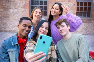 Bir grup öğrenci üniversite kampüsünde buluşacak yaratıcı görevler üzerinde birlikte çalışacak, üniversite sınavlarına hazırlanacak, dizüstü bilgisayar kullanacak. Eğitim, üniversite hayat konsepti eğitimi.