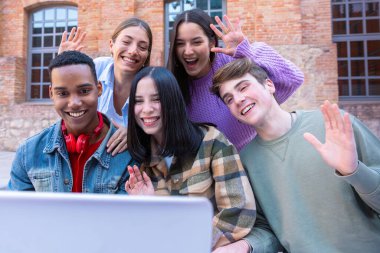 Bir grup öğrenci üniversite kampüsünde buluşacak yaratıcı görevler üzerinde birlikte çalışacak, üniversite sınavlarına hazırlanacak, dizüstü bilgisayar kullanacak. Eğitim, üniversite hayat konsepti eğitimi.