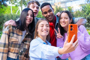 Bir grup öğrenci üniversite kampüsünde buluşacak yaratıcı görevler üzerinde birlikte çalışacak, üniversite sınavlarına hazırlanacak, dizüstü bilgisayar kullanacak. Eğitim, üniversite hayat konsepti eğitimi.