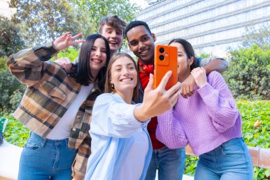 Bir grup öğrenci üniversite kampüsünde buluşacak yaratıcı görevler üzerinde birlikte çalışacak, üniversite sınavlarına hazırlanacak, dizüstü bilgisayar kullanacak. Eğitim, üniversite hayat konsepti eğitimi.