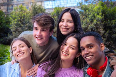 Bir grup öğrenci üniversite kampüsünde buluşacak yaratıcı görevler üzerinde birlikte çalışacak, üniversite sınavlarına hazırlanacak, dizüstü bilgisayar kullanacak. Eğitim, üniversite hayat konsepti eğitimi.