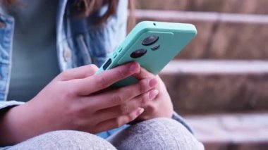 Kolay ve güvenli elektronik ödemeler için cep telefonuyla mutlu çevrimiçi alışverişler.