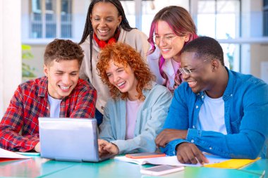 Bir grup öğrenci üniversite kampüsünde buluşacak yaratıcı görevler üzerinde birlikte çalışacak, üniversite sınavlarına hazırlanacak, dizüstü bilgisayar kullanacak. Eğitim, üniversite hayat konsepti eğitimi.