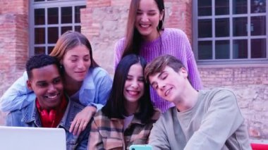 Bir grup öğrenci üniversite kampüsünde buluşacak yaratıcı görevler üzerinde birlikte çalışacak, üniversite sınavlarına hazırlanacak, dizüstü bilgisayar kullanacak. Eğitim, üniversite hayat konsepti eğitimi.