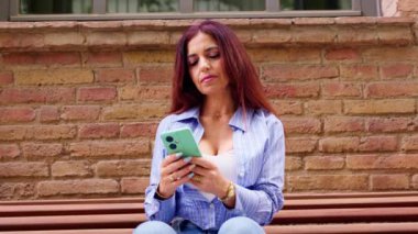 Güzel siyah kadın arkadaşlarıyla sohbet etmek için akıllı telefonunu kullanıyor. bağlı kavram