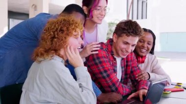 Çeşitli bir grup öğrenci akıllı telefonlar ve bir dizüstü bilgisayar kullanarak bir masanın etrafında işbirliği yapıyor. Çevrelerinde canlı, modern bir mekanda kitap ve defterlerle çalışma ya da çalışmayla meşguller..