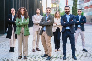 İş adamları dışarıda kollarını kavuşturarak güvenle duruyorlar. İmaj profesyonelliği, takım çalışmasını, güveni ve modern iş tutumlarını aktarıyor, kurumsal temalar için mükemmel..