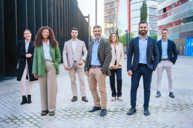 Bir grup iş adamı açık havada güvenle duruyor. İmaj profesyonelliği, takım çalışmasını, güveni ve modern iş tutumlarını aktarıyor, kurumsal temalar için mükemmel..