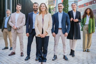 Bir grup iş adamı açık havada güvenle duruyor. İmaj profesyonelliği, takım çalışmasını, güveni ve modern iş tutumlarını aktarıyor, kurumsal temalar için mükemmel..