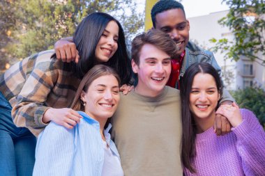 Çok ırklı öğrenciler kampüste toplanıyor. Gençlik, üniversite hayatı, gençlik ve şehir hayatı kavramları