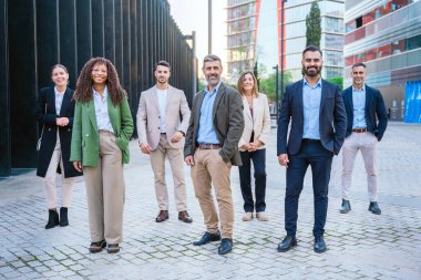 Bir grup iş adamı açık havada güvenle duruyor. İmaj profesyonelliği, takım çalışmasını, güveni ve modern iş tutumlarını aktarıyor, kurumsal temalar için mükemmel..