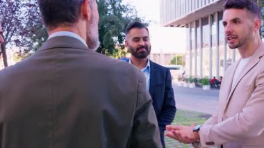 İş ekibi dışarıda başarıyı dostça jestlerle kutluyor. Bir grup profesyonel takım çalışması ve neşeli bir anın tadını çıkarıyor. Takım çalışması, liderlik ve motivasyon temaları için mükemmel.