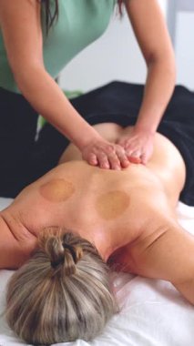 Bir masaj terapisti, sakin bir sağlık odasında müşterilerine baskı uygular. Odaklanmış ve profesyonel, barışçıl ve iyileştirici bir çevrede tedavi edici bakım sağlıyor. Dikey