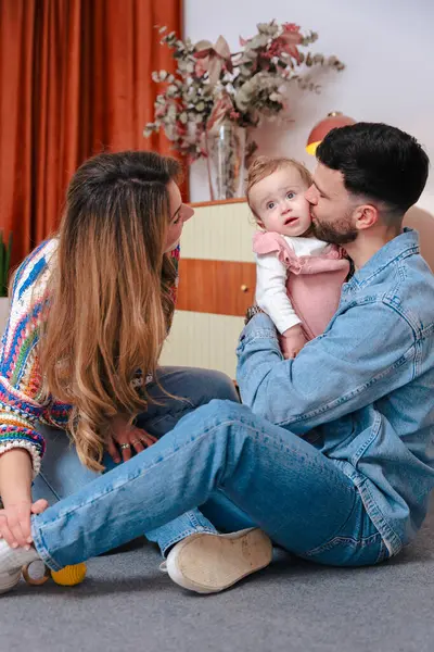 Annesinin baktığı gibi babasının bebeğini kucağına alıp öptüğü aile anına dokunmak. Sevgi, çocukluk, ebeveynlik ve duygusal bağlar gibi konular için ideal, kapalı bir alanda yakalanmış. Dikey