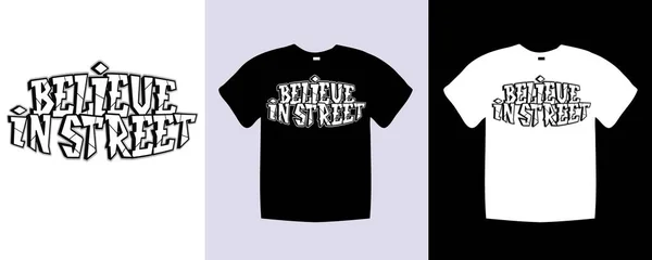 ストリートタイポグラフィのTシャツのレタリングを信じてデザインを引用 ヴィンテージスタイルのテンプレートベクトルアートイラスト 黒の白いシャツの上にテキストグラフィックと流行のアパレルファッショナブルな — ストックベクタ